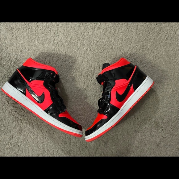 Air Jordan 1 Mid - Picture 2 of 7